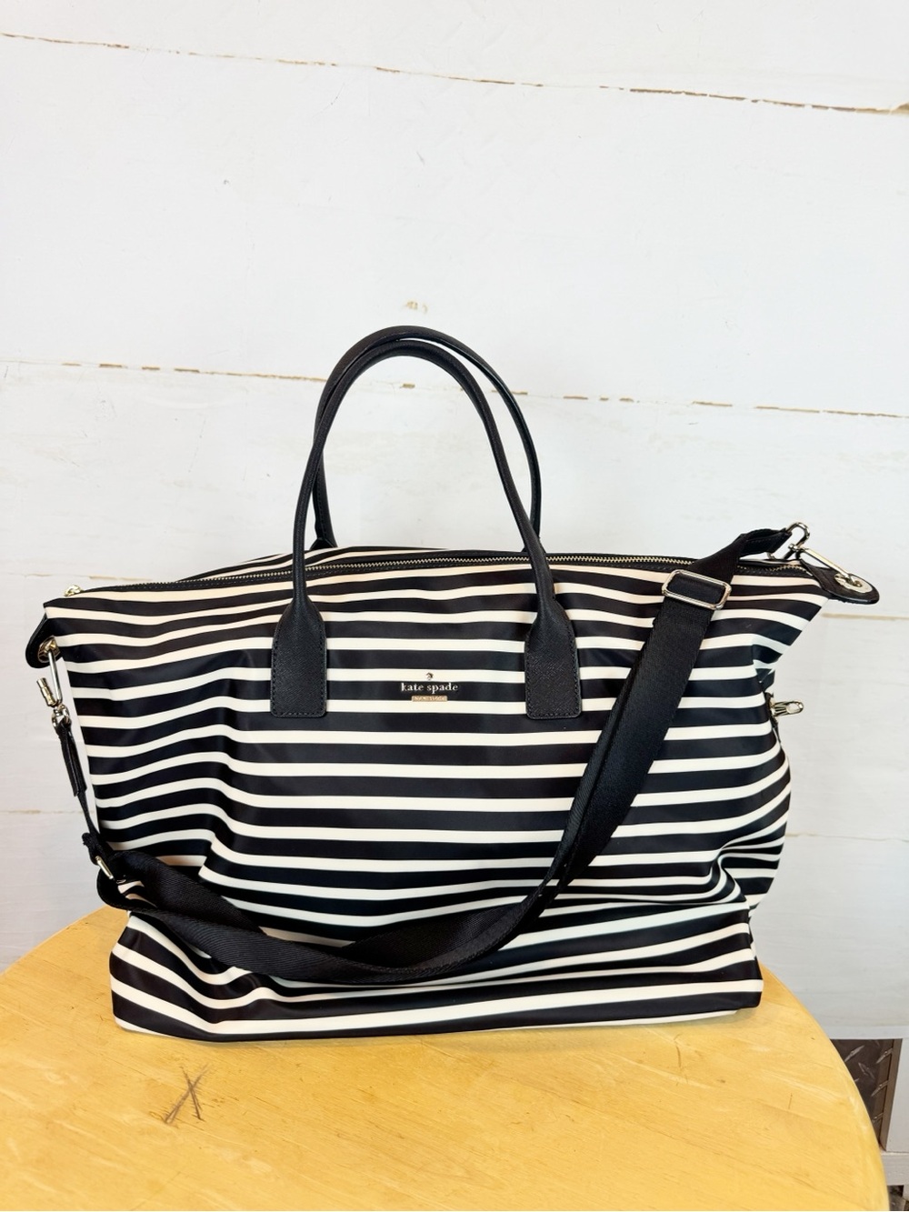 Kate Spade | Large Striped Zipper Tote with Crossbody Strap - Picture 3 of 14